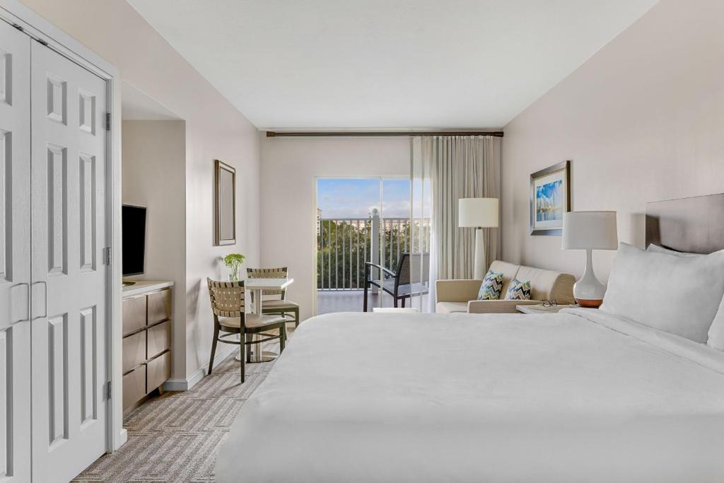 Room, 1 King Bed with Sofa bed, Balcony photo