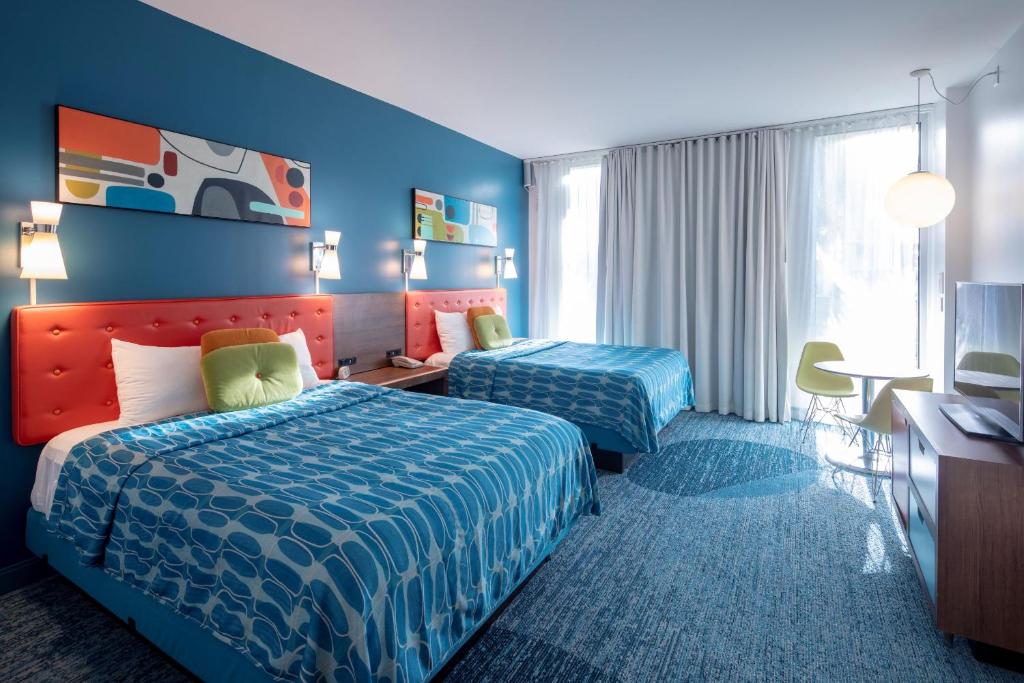 Standard Room with ADA Tub Poolside Mobility Accessible (Includes Early Park Admission) photo
