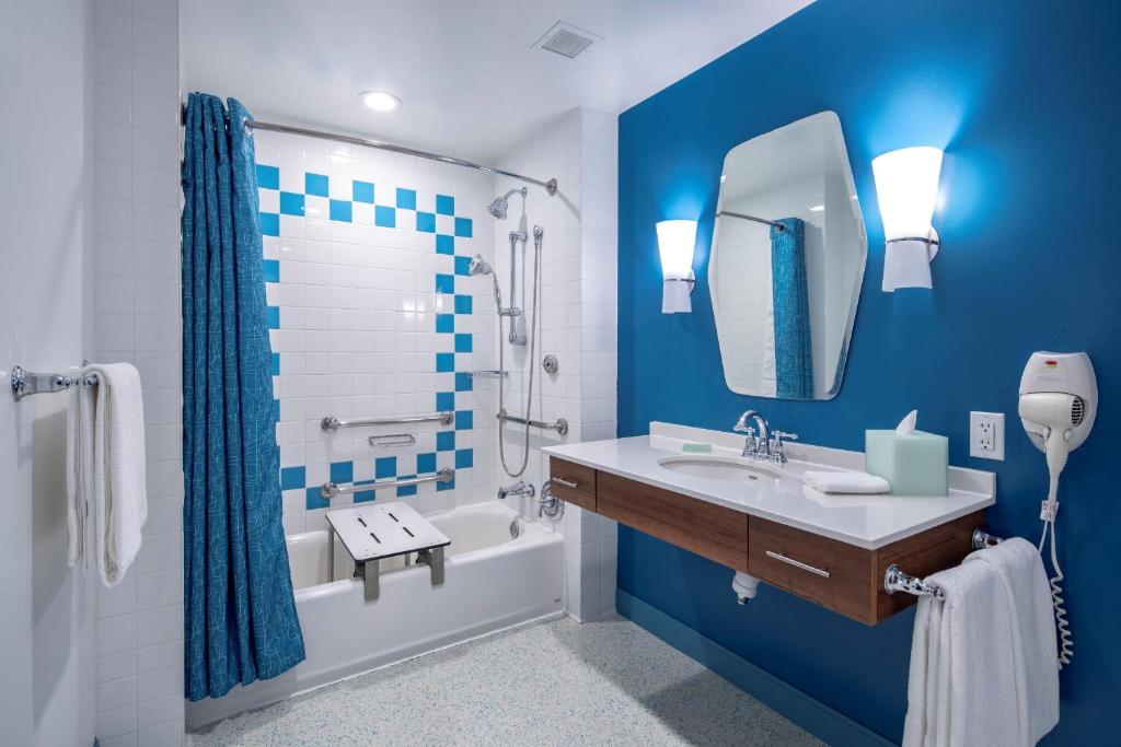 Standard Room with ADA Tub Poolside Mobility Accessible (Includes Early Park Admission) photo