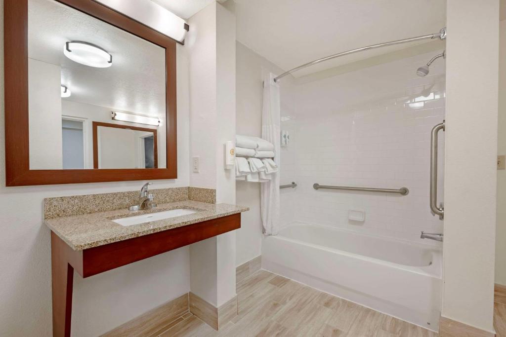 1 King Bed, Hearing Accessible photo