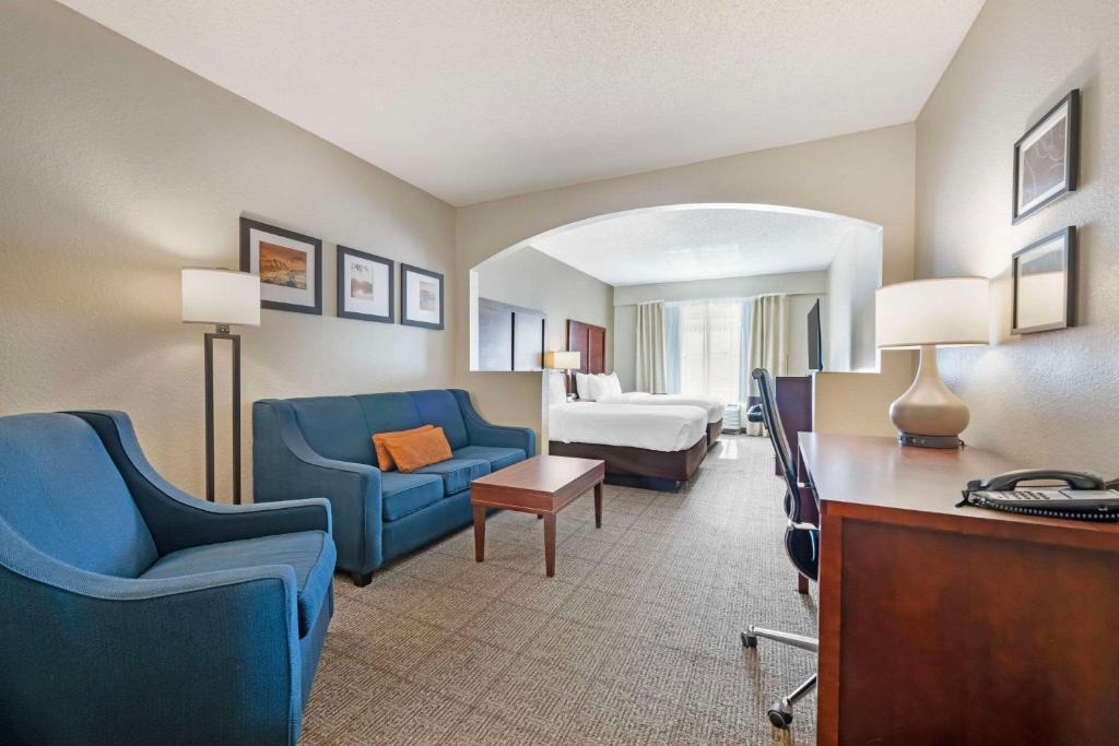 2 Double Beds, 1 Room Suite - No Smoking photo