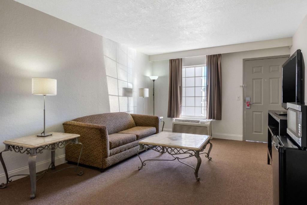 2 Double Beds, Exterior Corridor photo