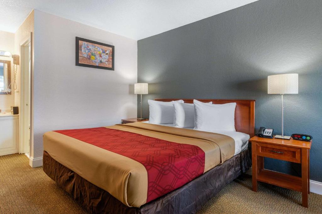 1 King Bed, Exterior Corridor photo