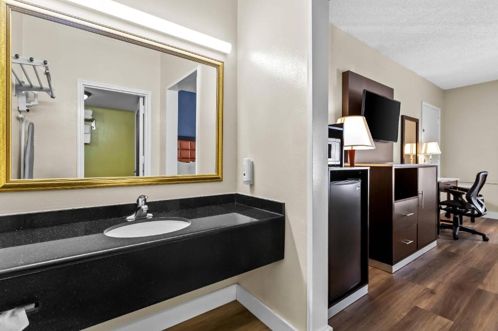 1 King Bed, Upper Floor (No Smoking) photo