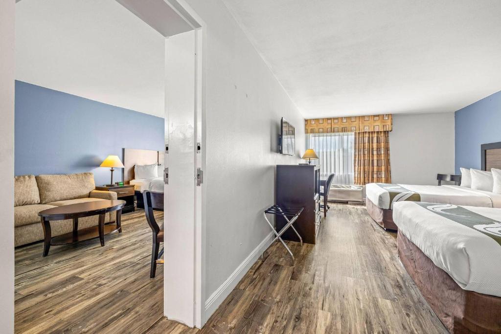 1 King Bed, Sofa Bed, Kitchenette (No Smoking) photo