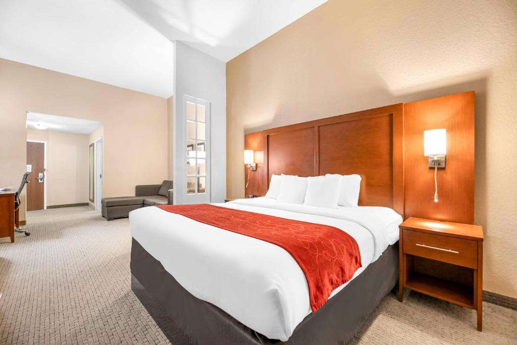 1 King Bed, 1 Bedroom Suite, Jacuzzi photo