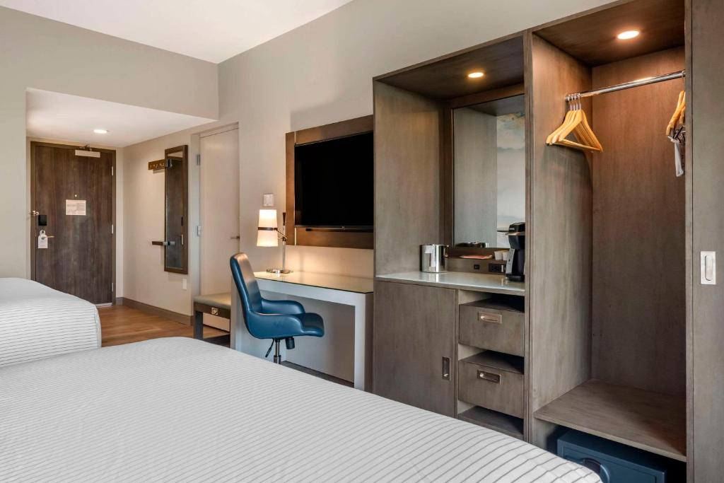 2 Queen Beds, Mobility Accessible photo