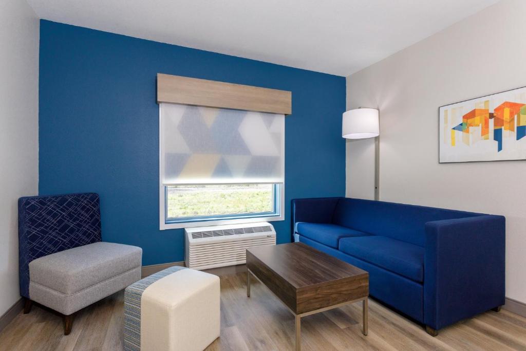 1 King Suite Sofa Bed photo