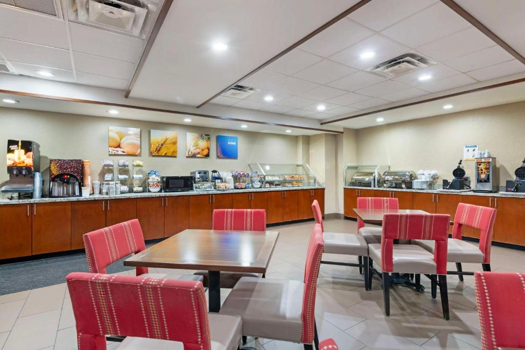 Comfort Suites Downtown gallery 16